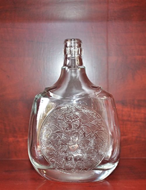 白玻璃酒瓶